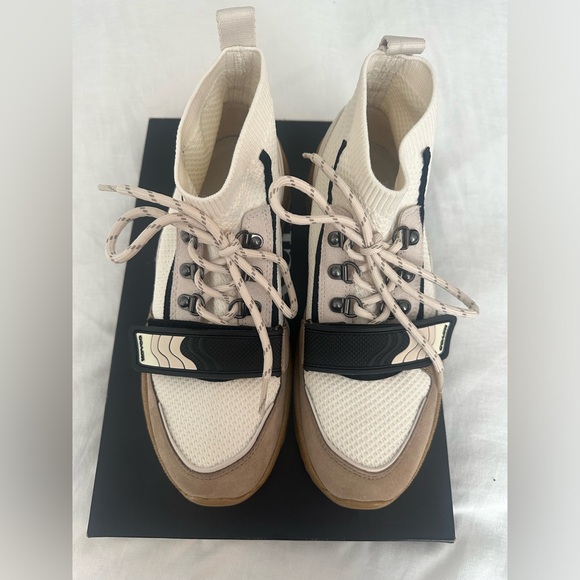 COACH- C243 One Strap Runner - Picture 7 of 9